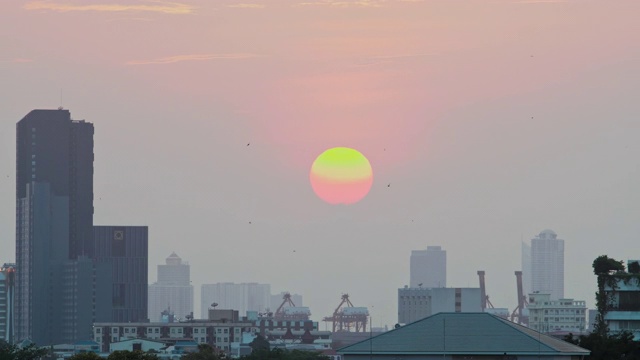 日落在曼谷城市:今晚的一天时间推移云天空与城市景观。视频素材