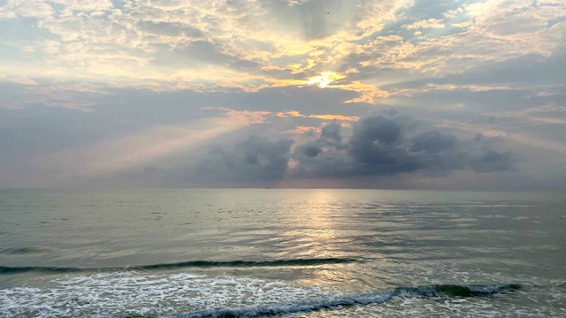 黎明时分的海滩和海浪。华欣-泰国视频素材