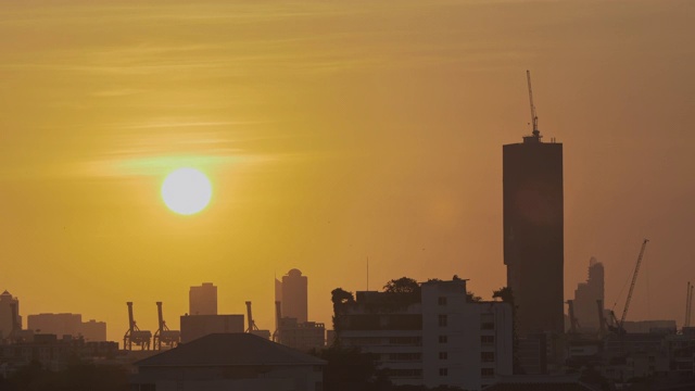 日落在曼谷城市:今晚的一天时间推移云天空与城市景观。视频素材