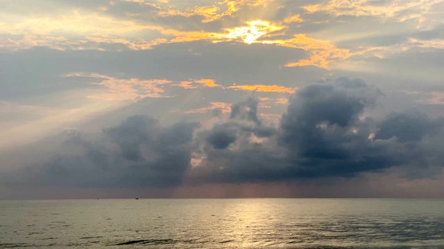 黎明时分的海滩和海浪。华欣-泰国视频素材