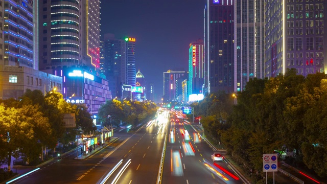 长沙市中心夜间时间照明交通街道桥梁全景时间间隔4k中国视频素材