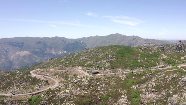 在葡萄牙热尔斯的风景自然公园，道路无人机鸟瞰经过的汽车视频素材