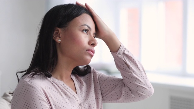 压力困扰年轻的非洲妇女感到沮丧的问题视频素材