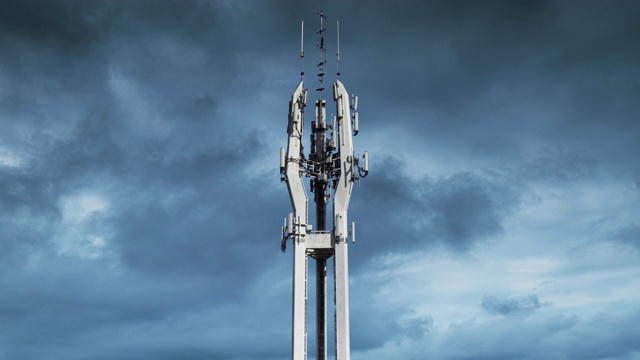 移动通信和互联网的中继器，GPS，手机，3G, 4G和5G通信塔与移动云，风暴的时间流逝。4 k循环视频素材