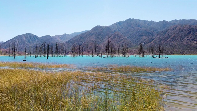 美丽的全景广角拍摄的山和湖在波特雷里洛斯，门多萨，阿根廷。这是阿根廷门多萨省Luján de Cuyo省的一个地区。视频素材