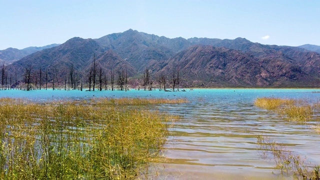 美丽的全景广角拍摄的山和湖在波特雷里洛斯，门多萨，阿根廷。这是阿根廷门多萨省Luján de Cuyo省的一个地区。视频素材