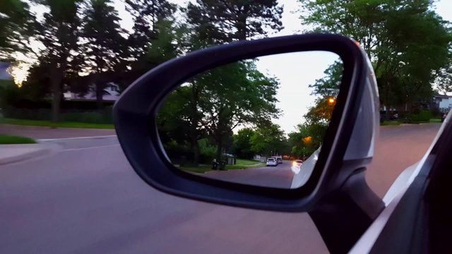 *快速运动*拼贴侧镜驾驶在农村和郊区的道路在天。司机观点POV品种收集国家镜子反映后方旅行和运输。视频素材