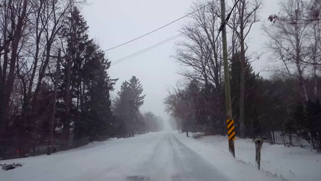 *快速运动*雪上驾驶的拼贴在农村和道路在天。司机视角POV品种征集乡村雪灾暴雪出行运输。视频素材