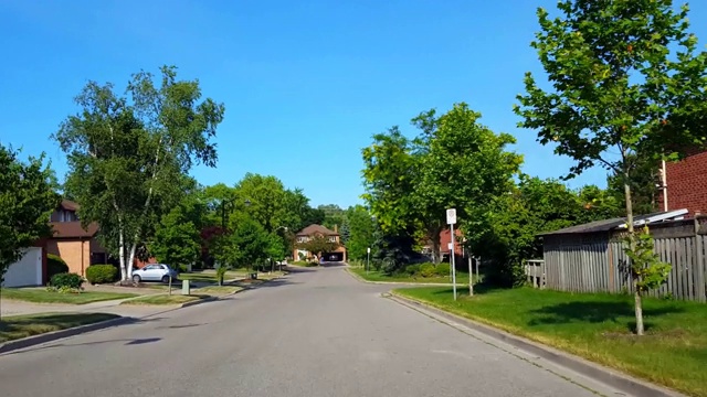 *快速运动*郊区驾驶在住宅道路在秋季，夏季和冬季的拼贴。司机观点POV品种收集郊区房屋建筑旅游和交通。视频素材