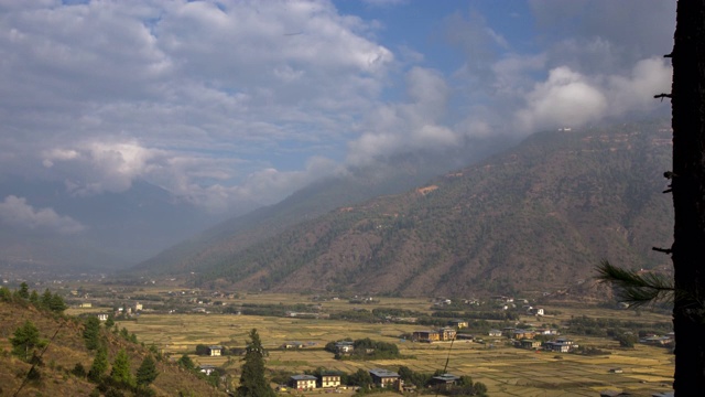 廷布山谷在不丹王国，喜马拉雅山。延时镜头视频素材