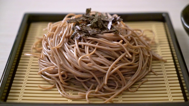 冷荞麦荞麦面或扎鲁拉面-日本食物风格视频素材