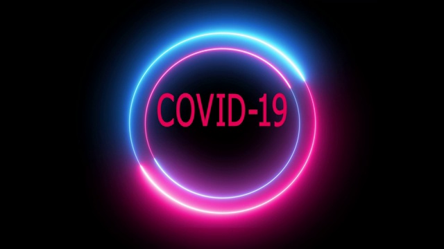 文字小心Covid 19，文字Covid 19的动画在一个暗色背景与霓虹灯圈视频素材