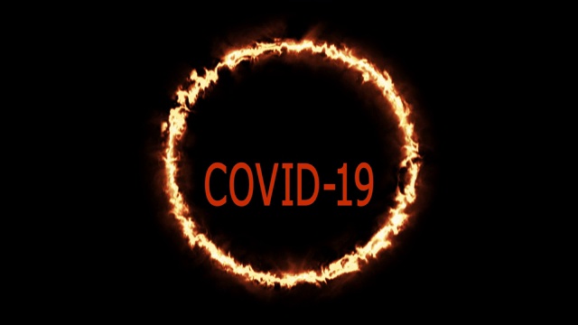 文字小心Covid 19，文字Covid 19的动画在一个暗色背景与霓虹灯圈视频素材