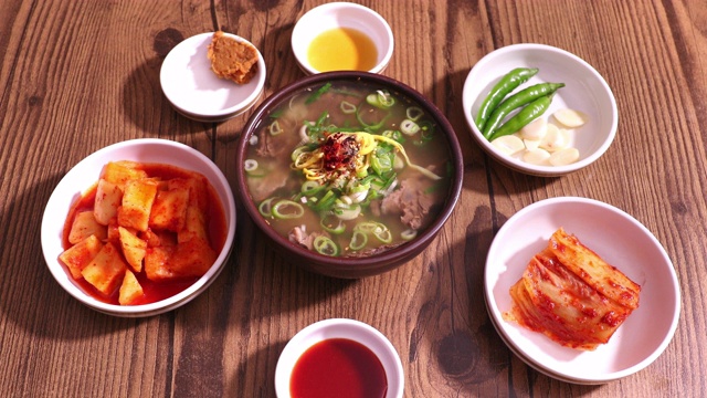 “Gomtang”(牛肉骨汤)和“Banchan”/ Naju-si，全罗南道，韩国视频素材