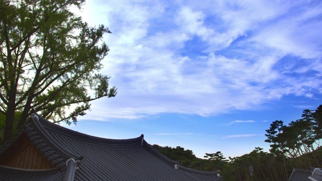 “吉瓦”(韩国屋顶瓦片)上的天空/景湾萨寺，恩平谷，首尔，韩国视频素材