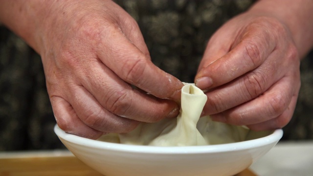 用大饺子皮包小饺子视频素材