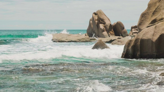 在沙滩上冲破海浪视频素材