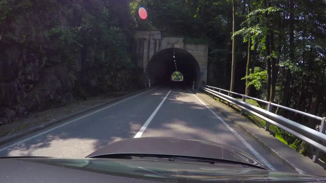 阳光明媚的日子里，汽车在隧道里行驶视频素材