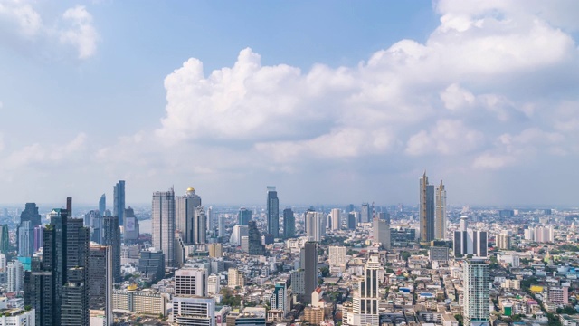 曼谷商业区中心上空的Silom地区，与云越过建筑物和摩天大楼-时间流逝视频素材