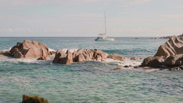 在沙滩上冲破海浪视频素材