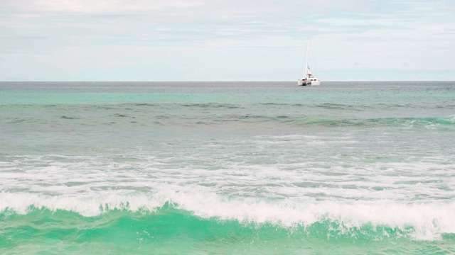 在沙滩上冲破海浪视频素材