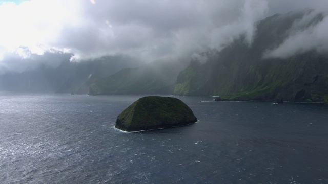 鸟瞰图莫卡普岛和海岸悬崖在夏威夷群岛的莫洛凯海岸。视频素材