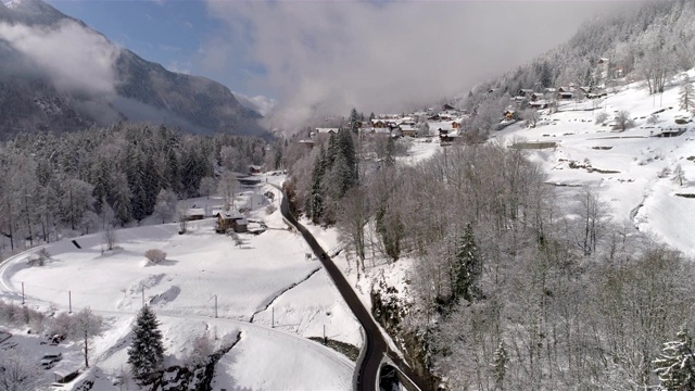 Les Marécottes村出现，旅行向上-空中4K视频素材