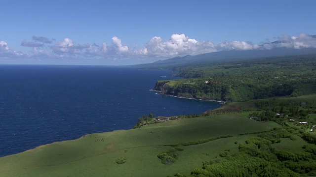 鸟瞰图Mokupapa点和Huelo点在崎岖的海岸线毛伊岛在夏威夷群岛。视频素材