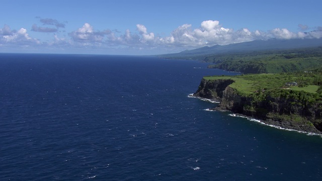 夏威夷群岛毛伊岛陡峭悬崖上的韦罗点鸟瞰图。视频素材