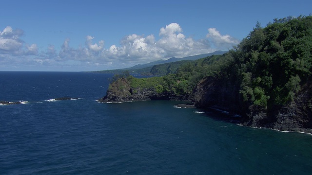 鸟瞰图卡普卡毛伊点和崎岖的海岸线在夏威夷群岛。视频素材