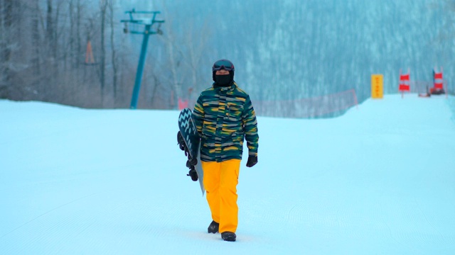 职业滑雪板运动员用滑雪板从山上爬到山下。冬季运动。视频素材