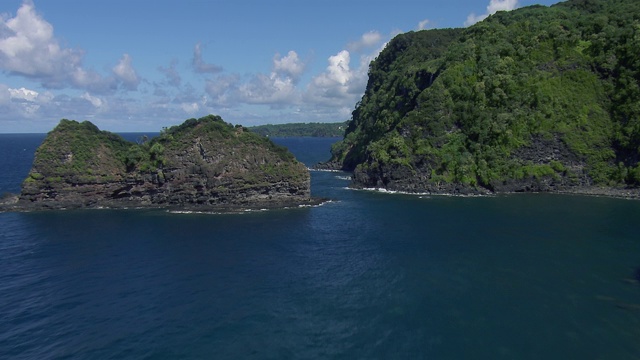 鸟瞰图陡峭的毛伊岛海岸线与瀑布和Keopuka岩在夏威夷群岛。视频素材