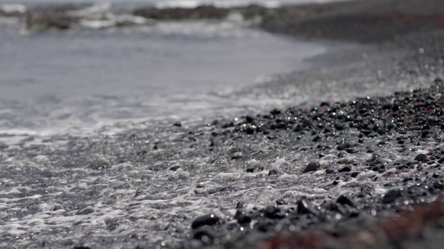 日本火山岛上的岩石海岸线视频素材