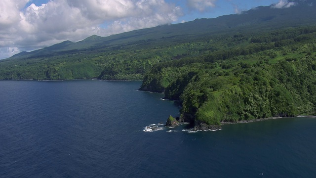 鸟瞰图太平洋和毛伊岛海岸线附近的Pua'a Ka'a州路旁在夏威夷群岛。视频素材