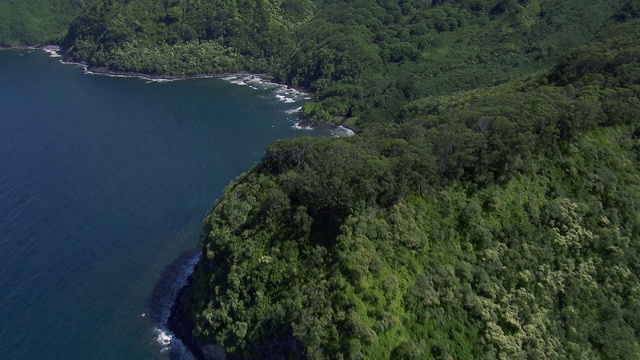 鸟瞰图上的绿色悬崖毛伊岛海岸线在夏威夷群岛。视频素材