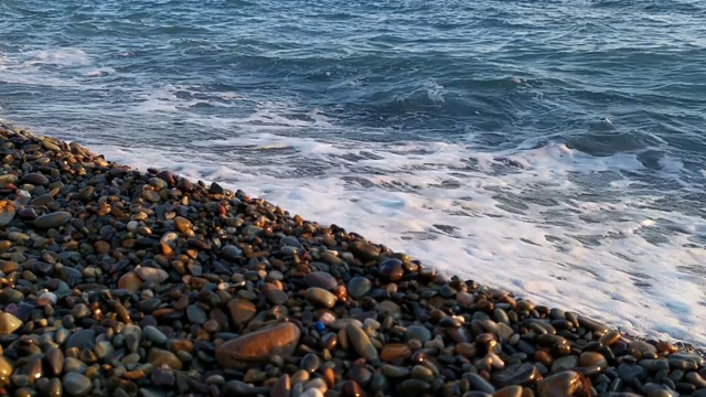 海浪翻滚在4K的海岸上视频素材