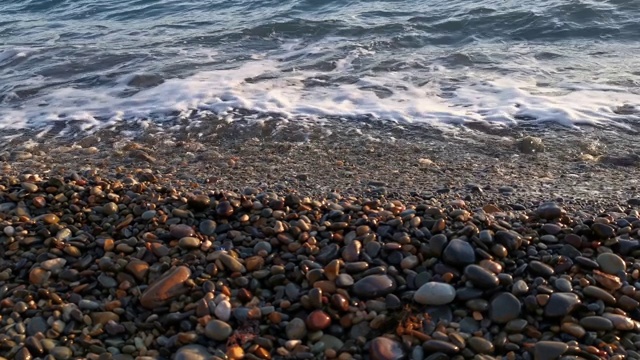 海浪翻滚在4K的海岸上视频素材