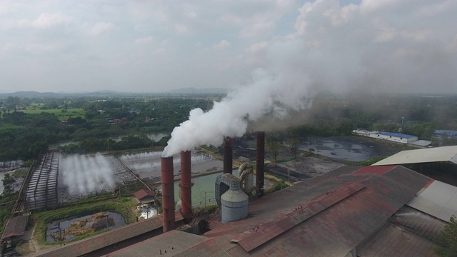 烟雾，来自工厂的空气污染，空中拍摄视频素材