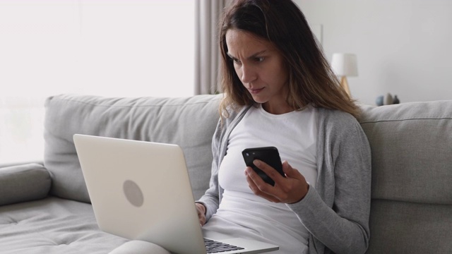 年轻女子通过短信输入优惠码。视频素材