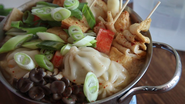 “Mandu-jeongol”(饺子火锅)煨视频素材