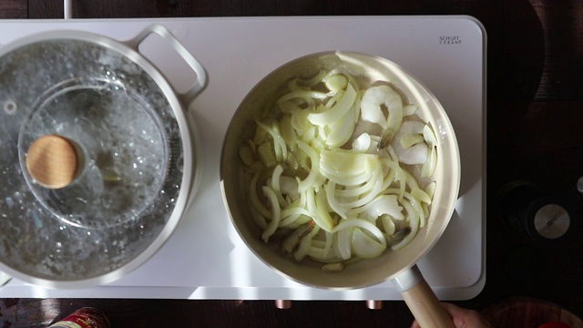 在平底锅上搅拌洋葱视频素材