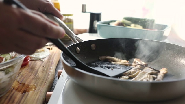 用嫩油饼煎平菇视频素材