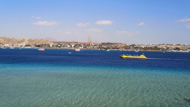 沙姆沙伊赫老城背景下的红海玛雅湾，黄色游船皇家海景船(18)视频素材