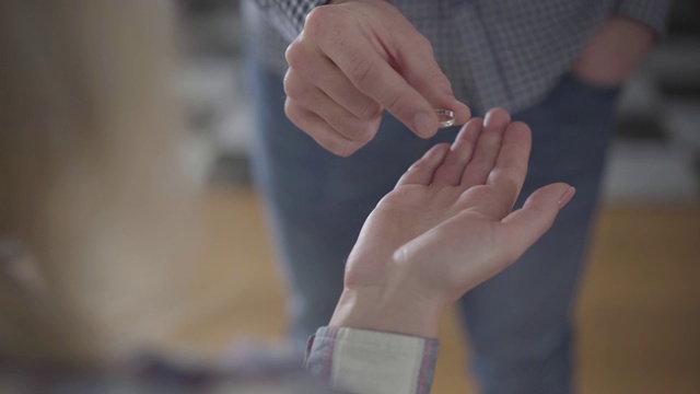 特写的女性白种人的手从不认识的丈夫和关闭拳头结婚戒指。离婚的概念，欺骗，分手，感情问题视频素材