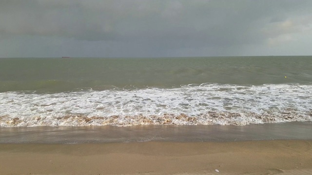 风暴在海面上移动。海洋中有大雨。视频素材