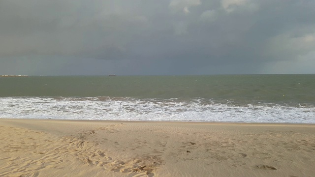 风暴在海面上移动。海洋中有大雨。地平线上的船视频素材