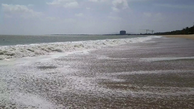 越南美丽的海洋。海浪把沙子冲到岸边。视频素材