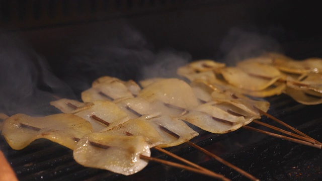 夜间街头烧烤的近景，4k视频素材