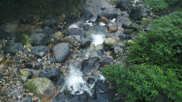 跟随风景美丽的自然溪流背景视频素材