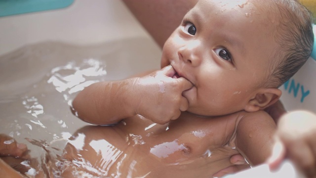 亚洲婴儿洗澡视频素材